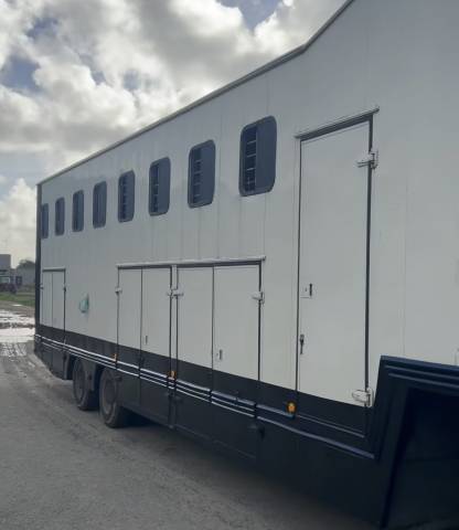 Ensemble renault magnum et sa remorque 