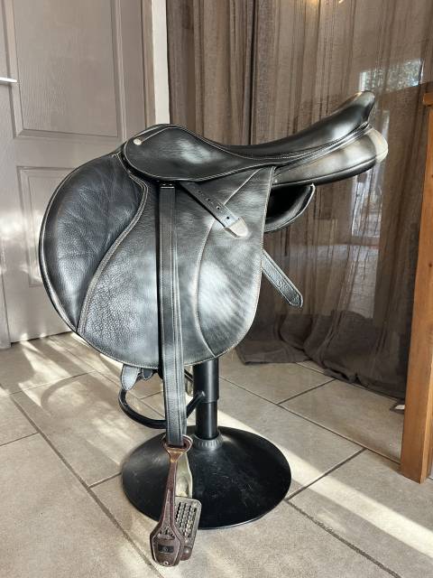 Selle d&rsquo;obstacle bates 17,5  cuir noir 