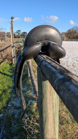 Selle de dressage Eric Thomas 17"