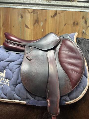 Vends selle mixte 2019 CWD 17,5 avec housse et &eacute;trivi&egrave;r