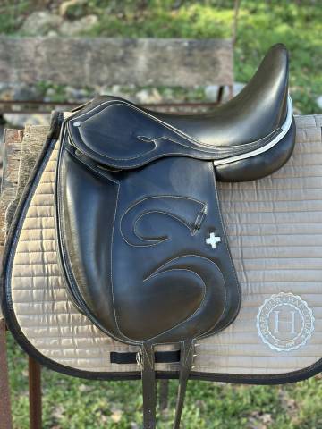 Selle de dressage 