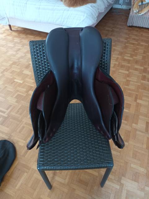 Vends selle de saut Equiline Marghe taille 18 pouces 