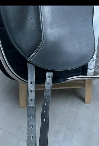 Selle de dressage Wintec Pro Hart am&eacute;lior&eacute;e 2024