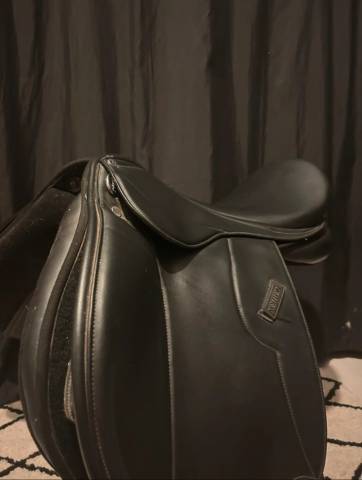 Selle d’équitation + étrivières