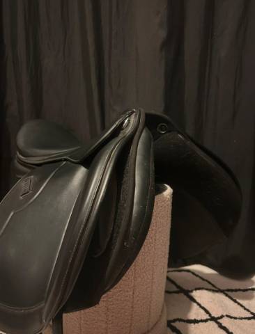 Selle d&rsquo;&eacute;quitation + &eacute;trivi&egrave;res