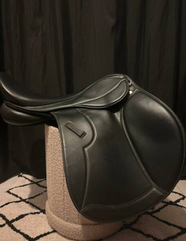 Selle d&rsquo;&eacute;quitation + &eacute;trivi&egrave;res