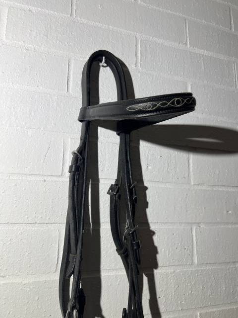 Filet bride bridon cheval muserolle croisée  Très bonne