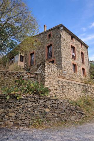 Propriété dans un petit hameau, 10 ha secteur des aspres.