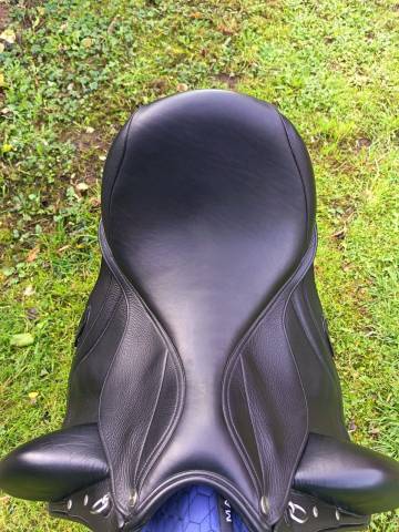 Selle dressage Aviar 17 pouces noire