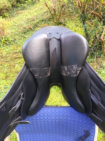 Selle dressage Aviar 17 pouces noire