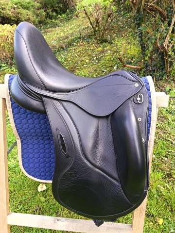 Selle dressage Aviar 17 pouces noire