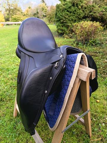 Selle dressage Aviar 17 pouces noire