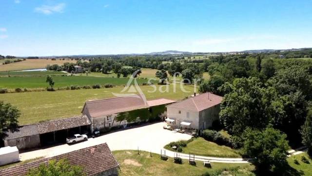 Bel ensemble quercynois 370 m² habitable avec dépendances sur