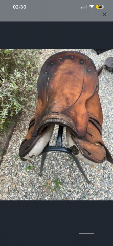 Selle en cuir cheval de cavalerie militaire guerre arm&eacute;