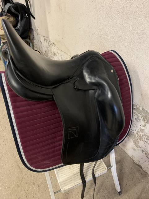 Selle childeric dpl 17.5' toute équipée