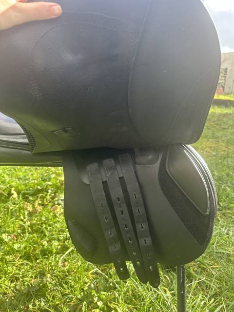 Selle Equiline noir 17 pouces, semi-creux (convient tr&egrave;