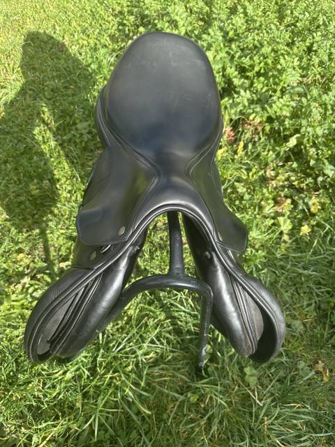 Selle Equiline noir 17 pouces, semi-creux (convient tr&egrave;