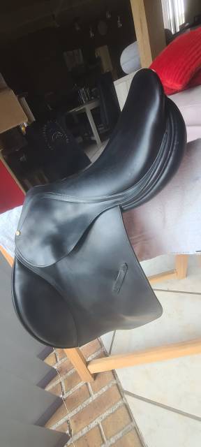 B.Delgrange Ath&eacute;na 17,5" noire + Couvre-selle d'origine