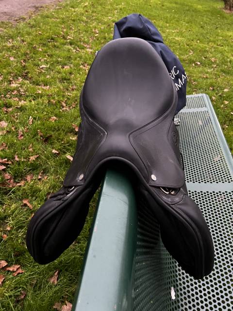 Selle noire &Eacute;ric Thomas mod&egrave;le &Eacute;lite taille 17,5 