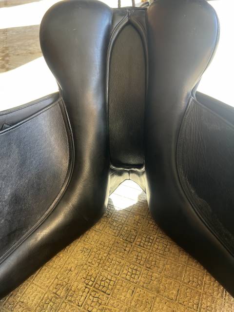 Vends selle de dressage marque EQUIPE