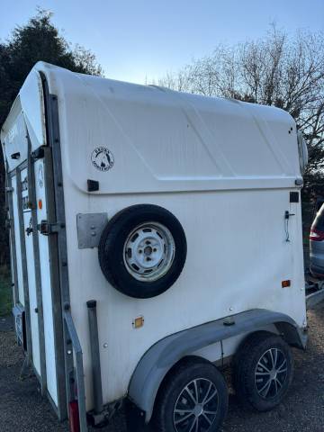 Van brown 2 places avec sellerie 