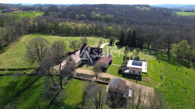 Belle propriété bâtie entièrement rénovée sur 26ha avec ma