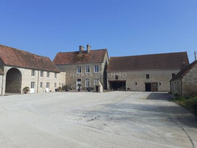 élégant domaine xviii avec écuries et 18 ha