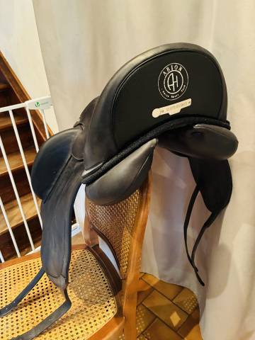 Selle Arion Dressage taille 17&rdquo; full cuir SWAROVSKI 