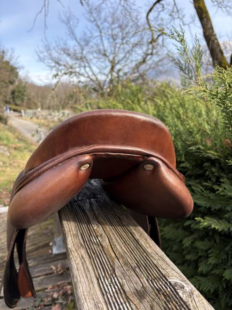 Selle Henri de Rivel 17,5 pouces, si&egrave;ge semi creux