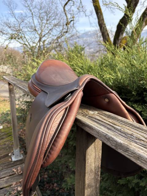 Selle Henri de Rivel 17,5 pouces, si&egrave;ge semi creux