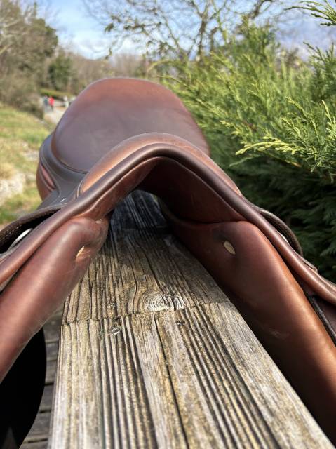 Selle Henri de Rivel 17,5 pouces, si&egrave;ge semi creux