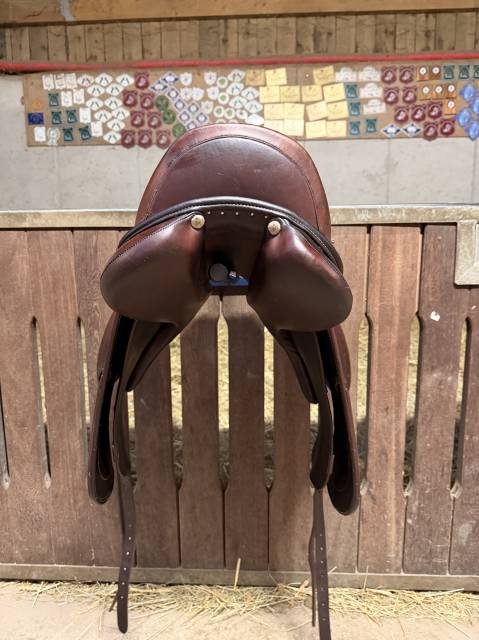 Selle Antares dressage  marron 17"