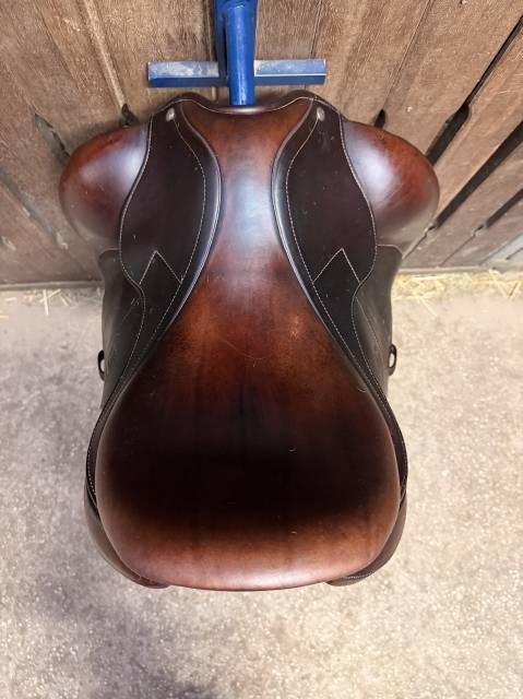 Selle Antares dressage  marron 17"