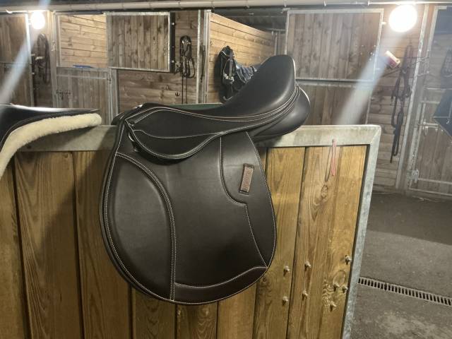 Selle adaptable marron 17&rsquo;&rsquo; NEUVE 