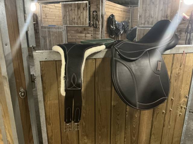 Selle adaptable marron 17&rsquo;&rsquo; NEUVE 