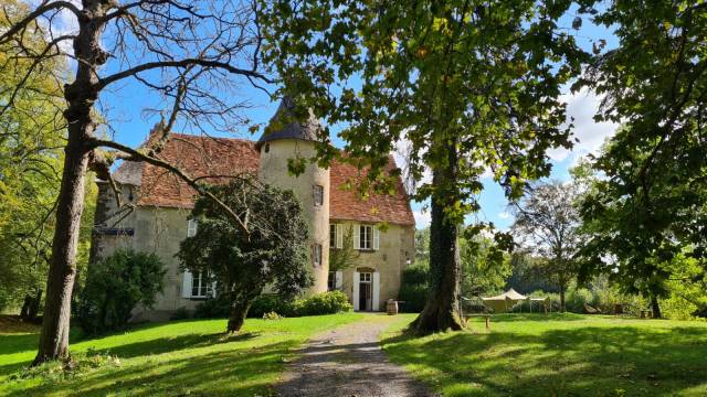 Manoir du xvieme , 2 corps de ferme, étang, 22 ha