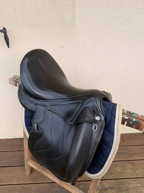 ? à vendre – selle de dressage cwd se37 ?