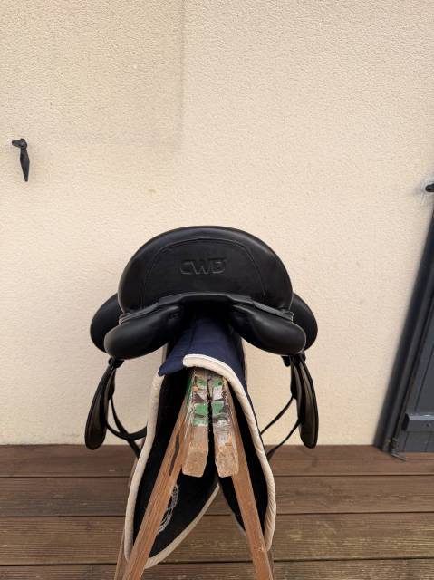 ? &Agrave; VENDRE &ndash; Selle de dressage CWD SE37 ?