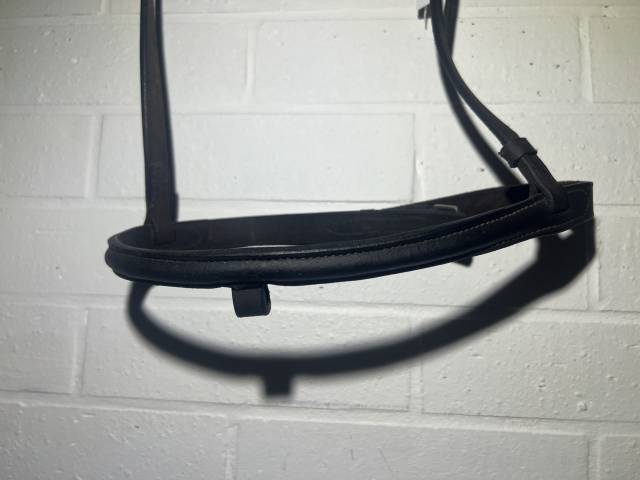 Muserole cuir taille cheval noir Simple mais anneaux 