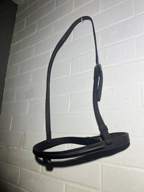 Muserole cuir taille cheval noir Simple mais anneaux 