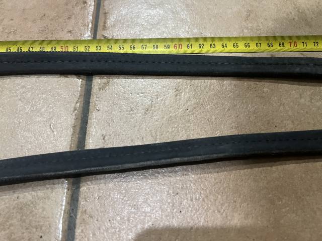 R&ecirc;nes Cuir noir et anti d&eacute;rapant caoutchouc 