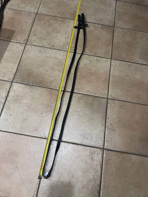 Rênes Cuir noir lisse  Taille  environ 120 cm 