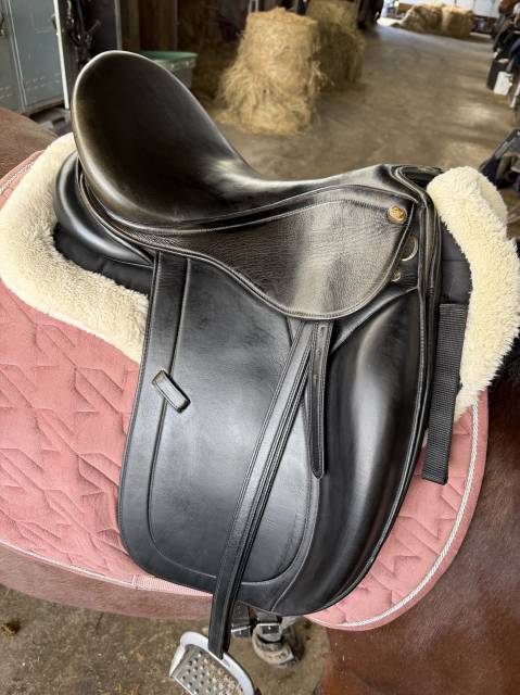 Selle &Eacute;ric Thomas dressage taille 17 