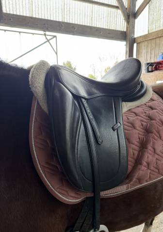Selle &Eacute;ric Thomas dressage taille 17 