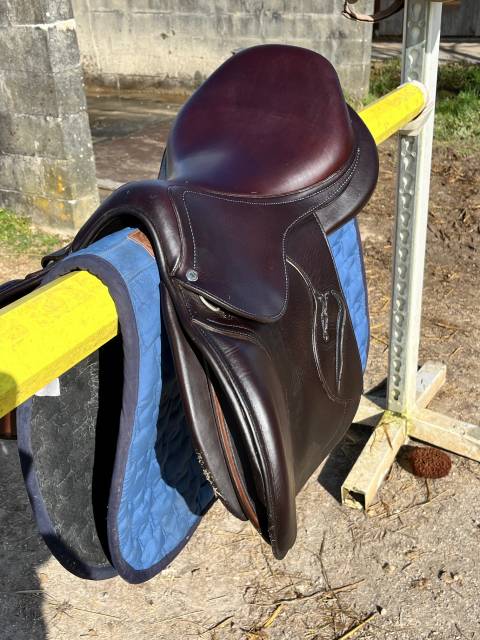 A vendre SELLE ANTARES Contact 17.5'