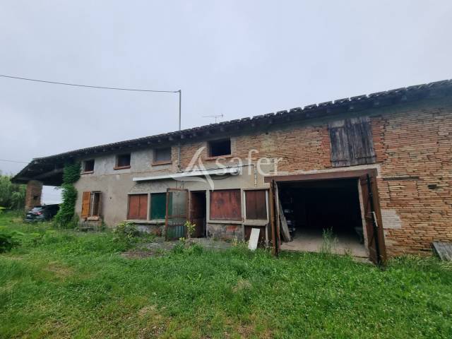 Maison d'habitation et dépendances agricoles sur 30 hectares -