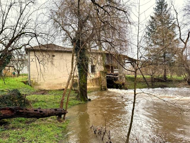 A 7 min de montguyon, sur 10 hect ancien moulin à eau