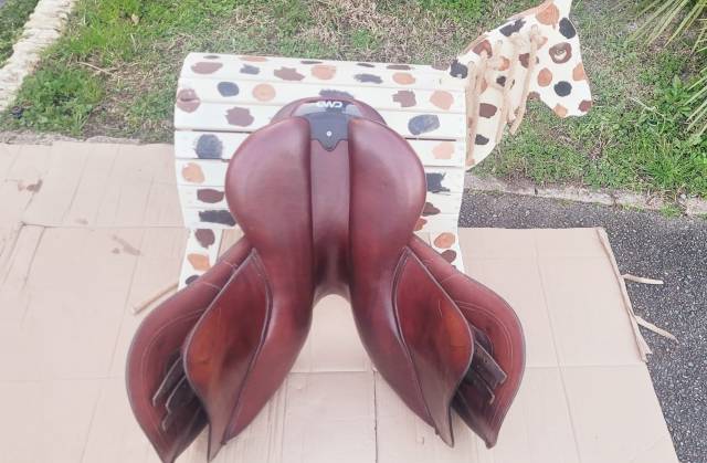 Magnifique selle CWD 2GS mademoiselle 17"5  TB &eacute;tat