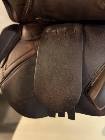 Selle CWD se06 taille 17,5 semi creux super &eacute;tat 