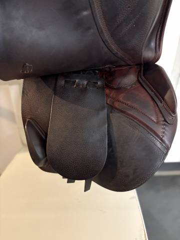 Selle CWD se06 taille 17,5 semi creux super &eacute;tat 